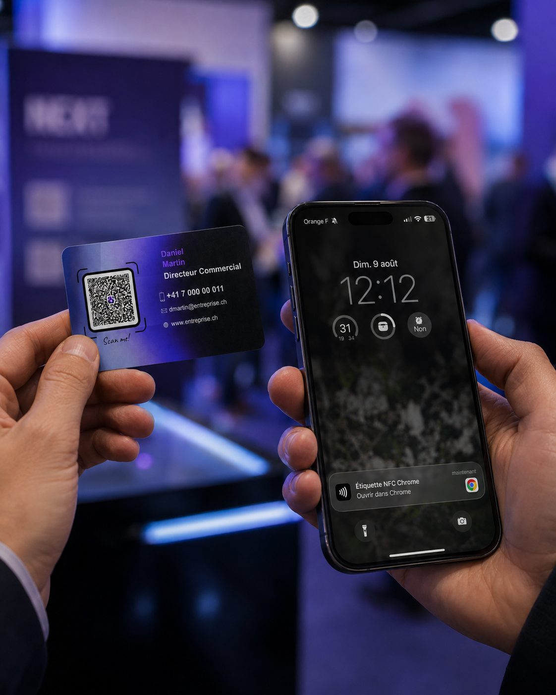 Une équipe échangeant ses coordonnées par tap NFC lors d'un salon professionnel