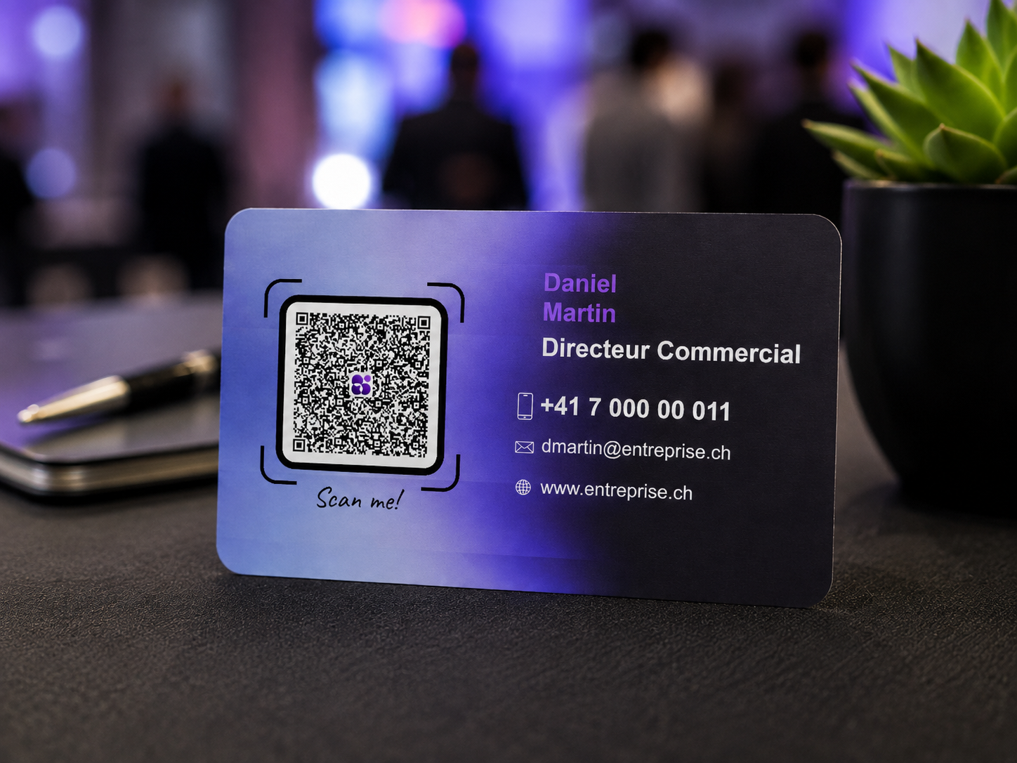 Une carte de visite NFC CardBeez présentée devant un smartphone
